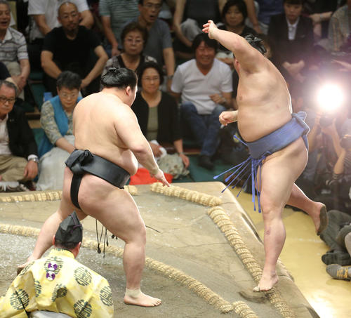 正代（右）をは押し出しで破る豪栄道（撮影・河田真司）