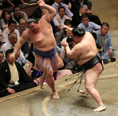 正代（左）を押し出しで破る豪栄道（撮影・鈴木正人）