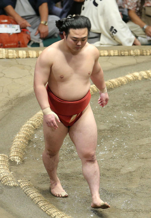 東龍に敗れ肩を落とす炎鵬（撮影・河田真司）