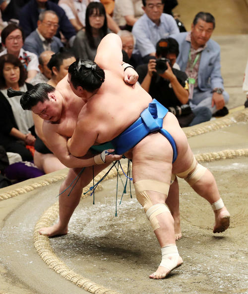 琴奨菊（右）をすくい投げで破る明生（撮影・鈴木正人）