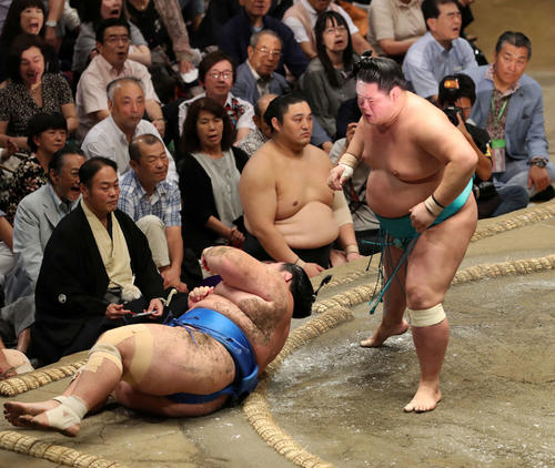 琴奨菊（左）をすくい投げで破った明生（撮影・鈴木正人）