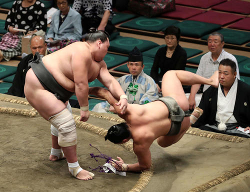 若隆元（右）を上手投げで破る照ノ富士（撮影・鈴木正人）