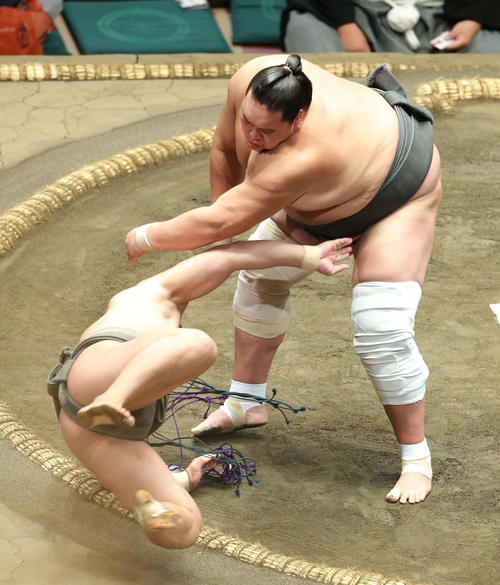 若隆元（左）を上手投げで破る照ノ富士（撮影・河田真司）