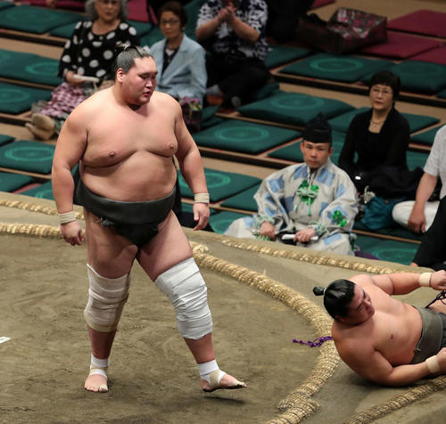 若隆元（右）を上手投げで破った照ノ富士（撮影・鈴木正人）