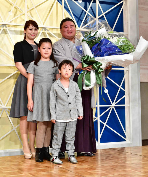 引退会見で家族と記念撮影に臨む嘉風、左から愛夫人、長女梨愛ちゃん、長男凌聖くん（撮影・小沢裕）