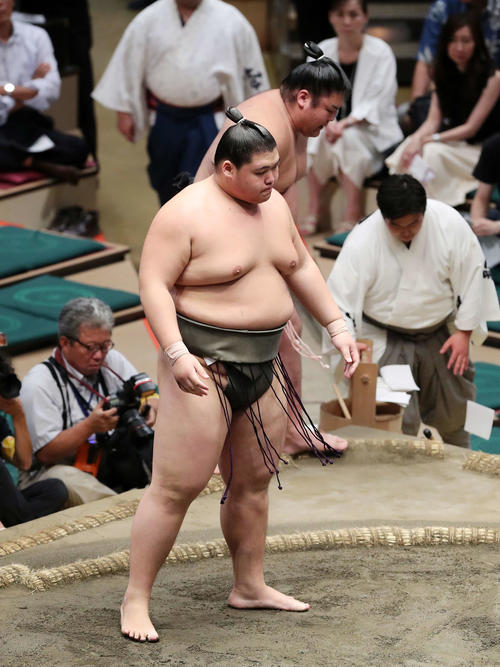 竜勢（後方）を突き出しで破った納谷（撮影・鈴木正人）