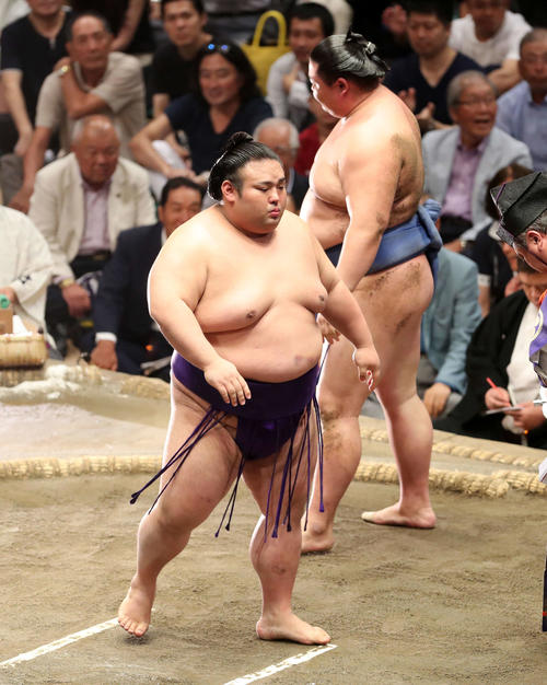 正代（右）を押し倒しで破った貴景勝（撮影・鈴木正人）
