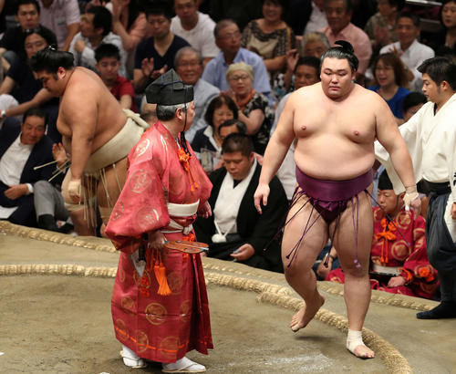 志摩ノ海（左）を寄り切りで破った朝乃山（撮影・鈴木正人）