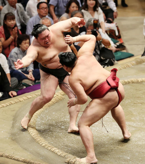 豪栄道（左）を押し出しで破る阿炎（撮影・鈴木正人）
