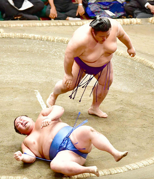 貴景勝は正代（左）を押し倒しで下す（撮影・小沢裕）
