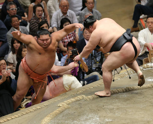 千代大龍（左）を押し出しで下す豪栄道（撮影・河田真司）