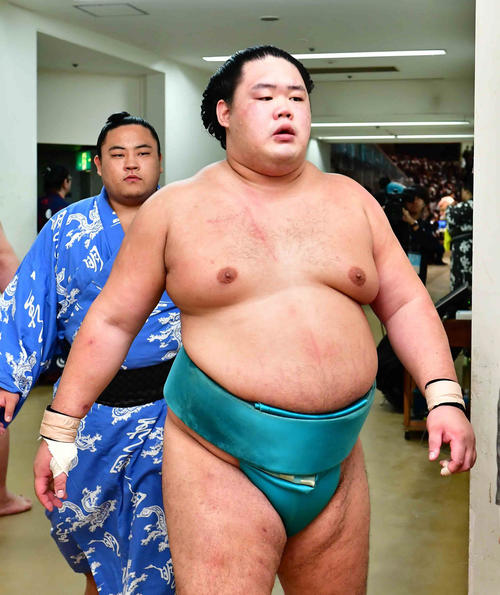 2敗を死守し花道を引き揚げる明生（撮影・小沢裕）