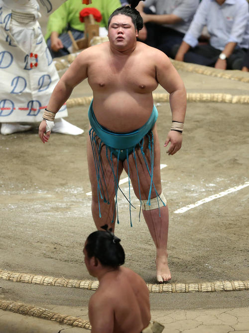 石浦（下）を寄り切りで破る明生（撮影・河田真司）