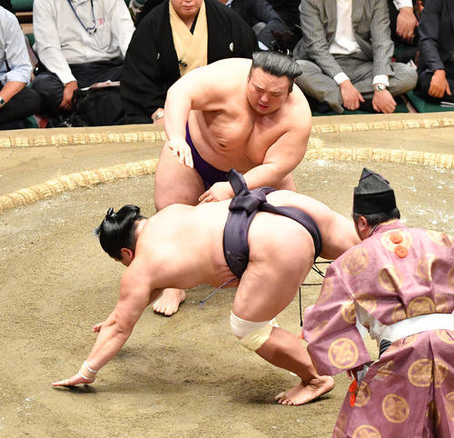 貴景勝（上）は妙義龍を突き落としで破る（撮影・柴田隆二）