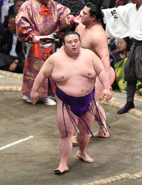 貴景勝（左）は突き落としで妙義龍を下す（撮影・加藤諒）