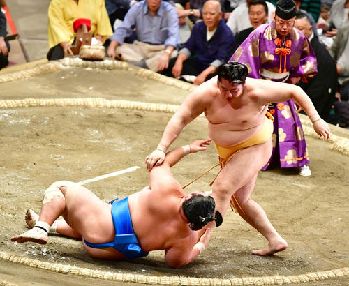 遠藤（右）は琴奨菊を上手投げで下す（撮影・小沢裕）
