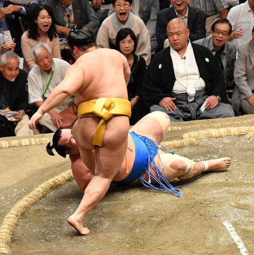 遠藤（手前）は琴奨菊を上手投げで破る（撮影・柴田隆二）