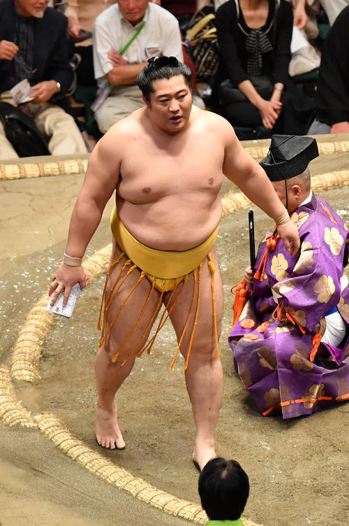 遠藤は琴奨菊を上手投げで破る（撮影・柴田隆二）