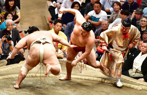 阿炎は志摩ノ海（左）を引き落としで下す（撮影・小沢裕）