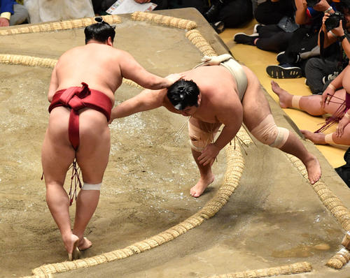 阿炎（左）は志摩ノ海を引き落としで破る（撮影・柴田隆二）
