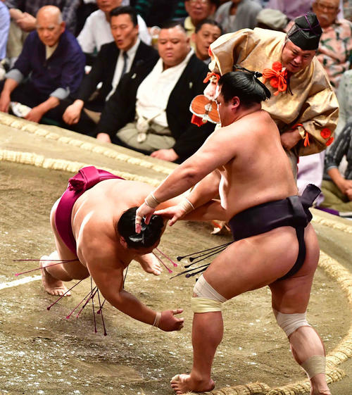 御嶽海（左）は押し出しで妙義龍を下す（撮影・小沢裕）