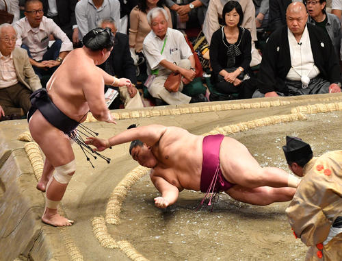 御嶽海（右）は妙義龍を押し出しで破る（撮影・柴田隆二）