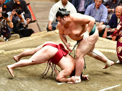 豊山（右）は炎鵬をはたき込みで下す（撮影・小沢裕）