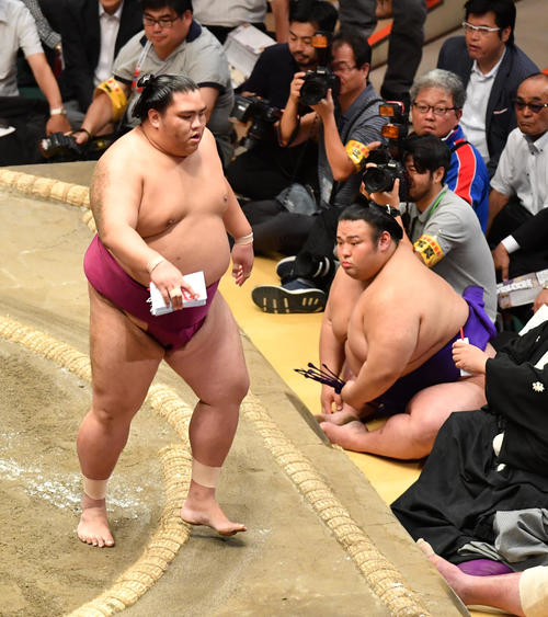 御嶽海は妙義龍を押し出しで破る。右は貴景勝（撮影・柴田隆二）