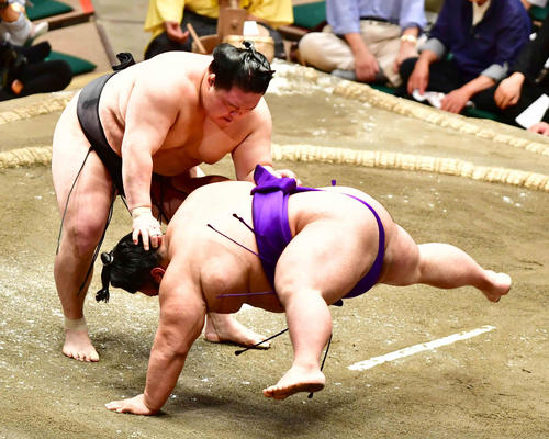 貴景勝（右）は豪栄道に上手投げで敗れる（撮影・小沢裕）