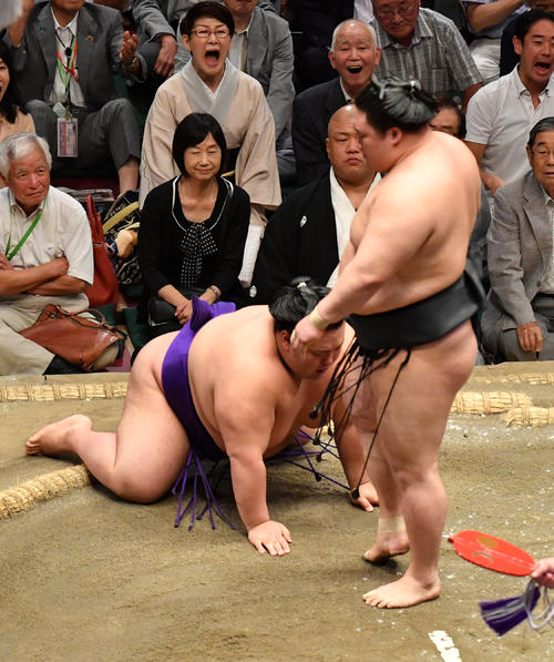 貴景勝（左）は豪栄道に上手投げに敗れる（撮影・柴田隆二）