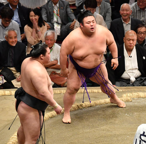 貴景勝（右）は豪栄道に敗れる（撮影・柴田隆二）