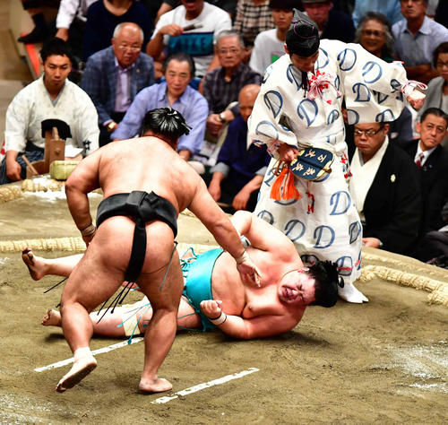 明生は松鳳山（左）に押し倒しで敗れる（撮影・小沢裕）