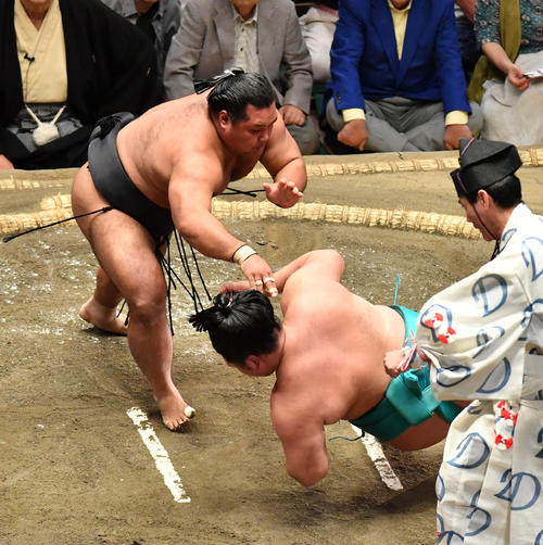 松鳳山（上）は明生を押し倒しで破る（撮影・柴田隆二）