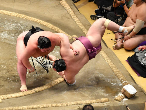 剣翔（左）は宝富士をすくい投げで破る（撮影・柴田隆二）