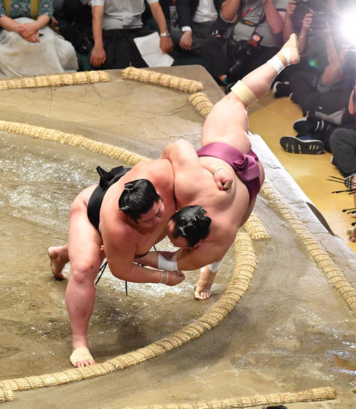 剣翔（左）は宝富士をすくい投げで破る（撮影・柴田隆二）