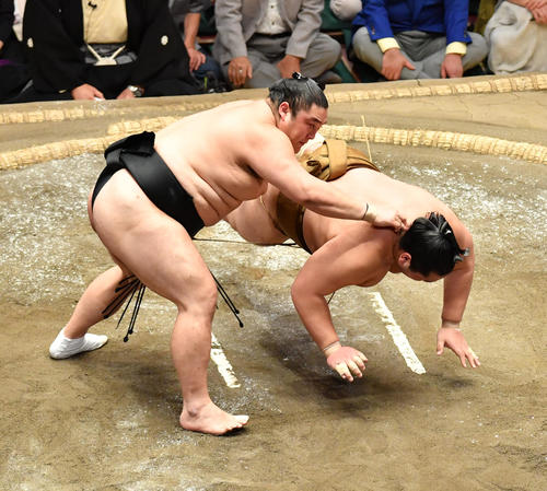 隠岐の海（左）は輝をはたき込みで破る（撮影・柴田隆二）