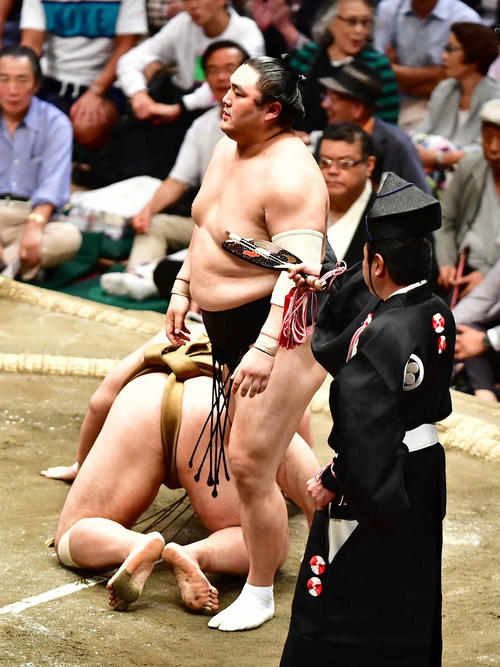 隠岐の海は輝（左）をはたき込みで下す（撮影・小沢裕）