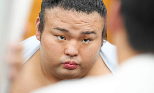 10勝目を挙げて大関復帰を決め、支度部屋で記者の質問に耳を傾ける貴景勝（撮影・加藤諒）
