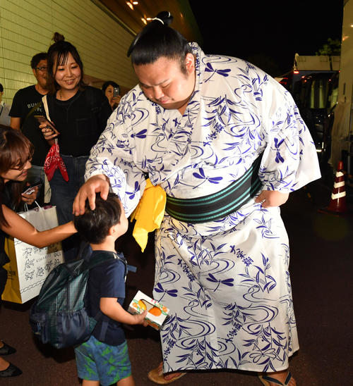 引き揚げる貴景勝は子供の頭をなでなでする（撮影・柴田隆二）