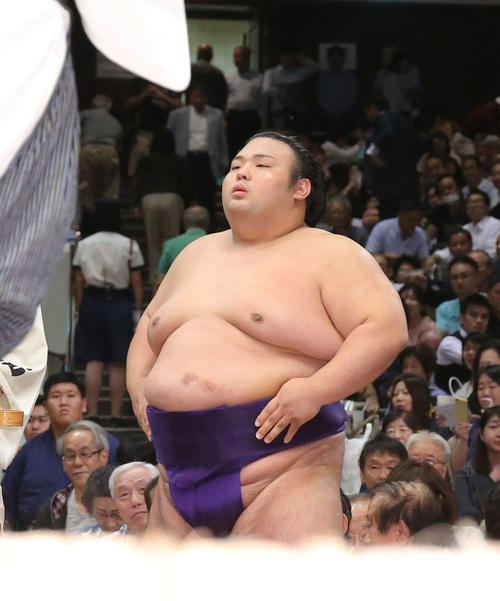 妙義龍を下し2敗をキープする貴景勝（撮影・河田真司）