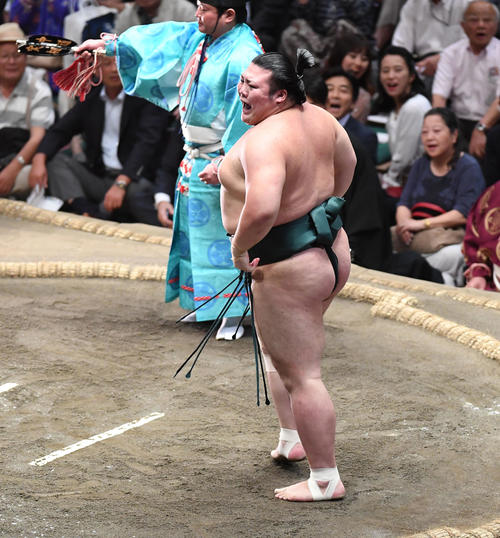 豊山は引っ掛けで千代翔馬を下してほえる（撮影・加藤諒）