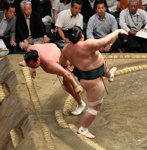 豊山（右）は千代翔馬を引っ掛けで破る（撮影・柴田隆二）