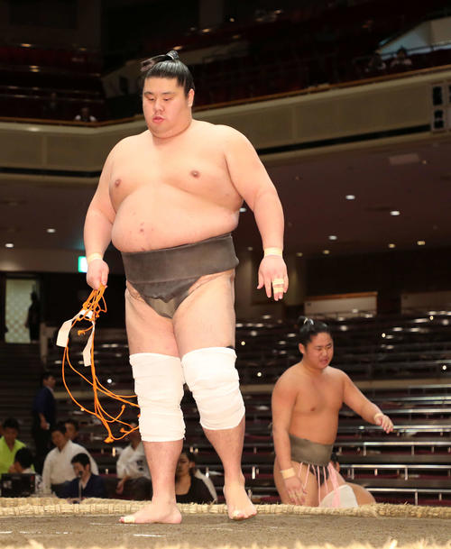 大村（右）を押し出しで破った村田（撮影・鈴木正人）