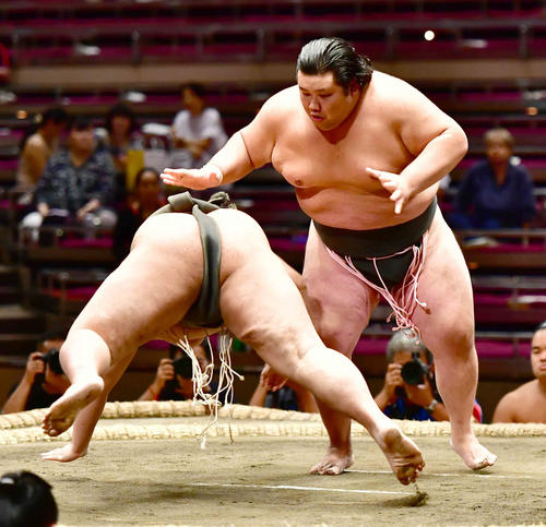 藤乃若（左）を引き落としで下し序二段の優勝決定戦に進んだ元林（撮影・小沢裕）