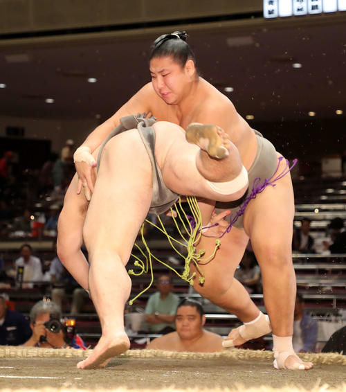 津志田（左）をはたき込みで破る佐田ノ輝（撮影・鈴木正人）