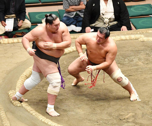 千代の国（右）は照ノ富士を押し出しで破る（撮影・柴田隆二）
