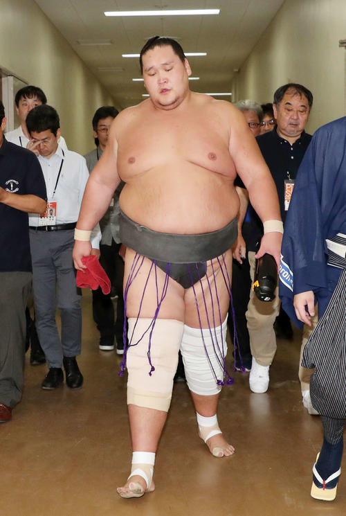 悔しそうな表情を見せ支度部屋に引き揚げる照ノ富士（撮影・鈴木正人）