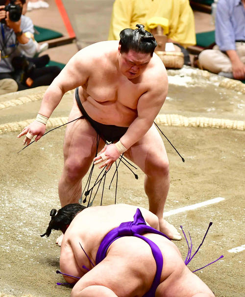 貴景勝（右）は豪栄道に上手投げで敗れる（撮影・小沢裕）