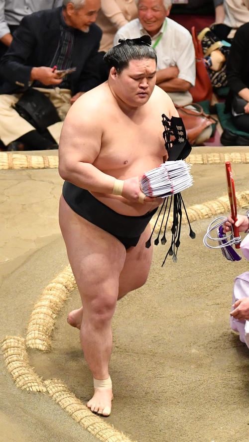 豪栄道は貴景勝を破り懸賞の束を受け取る（撮影・柴田隆二）