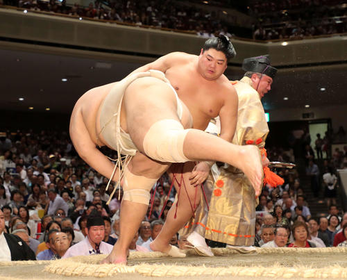 志摩ノ海（左）を引き落としで破る阿炎（撮影・鈴木正人）